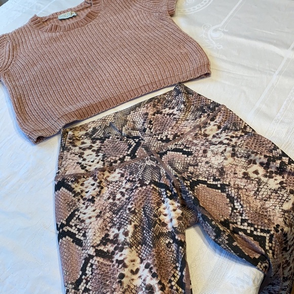 Yoga/casual. Two piece set! Patterned Leggings & cropped knit top. Size Small - Picture 4 of 5